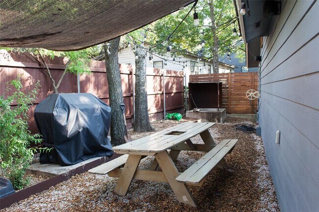 Building Photo - 903 Herndon Ln