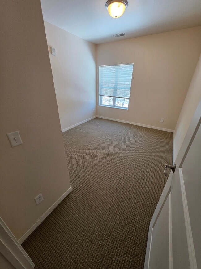 Building Photo - 2 Bedroom | 1 Bathroom 2nd Floor Apartment Available RIGHT NOW!
