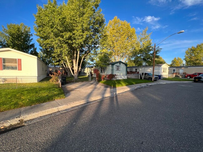 Building Photo - 3 Bed 2 Bath Mobile Home with Fenced Yard ...