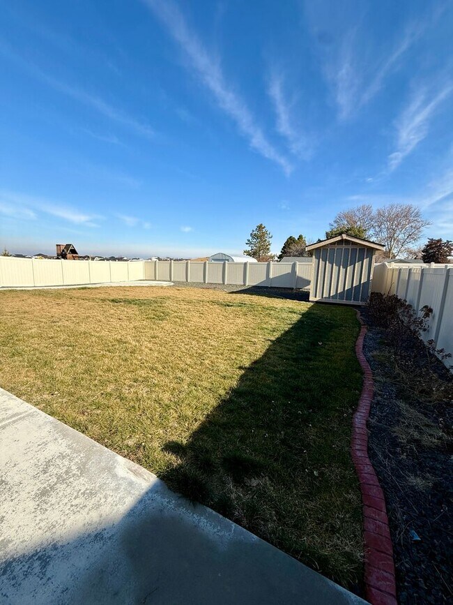 Building Photo - Welcome to this stunning newer home located in the vibrant city of Nampa, ID