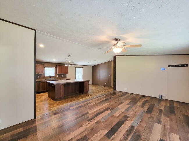 Building Photo - 10754 Lake Shore Dr