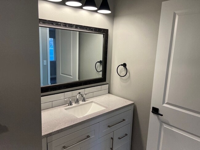 Building Photo - Newer 3 bedroom 2.5 bathroom duplex in Thu...