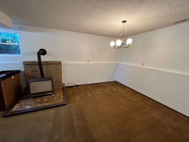 Building Photo - ALL PROSPECTIVE TENANTS MUST SUBMIT A $58 ...