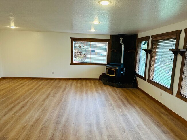 Building Photo - Beautiful Acreage Property