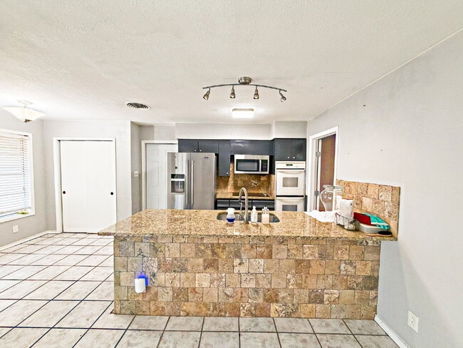 Building Photo - 4230 Havenview Dr