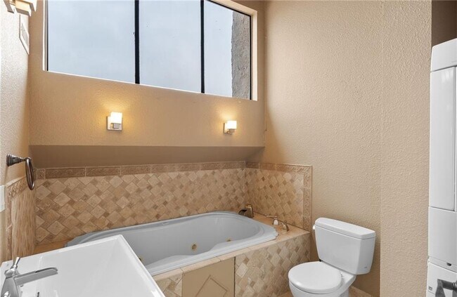 Building Photo - Comfortable Living in a Quiet Community