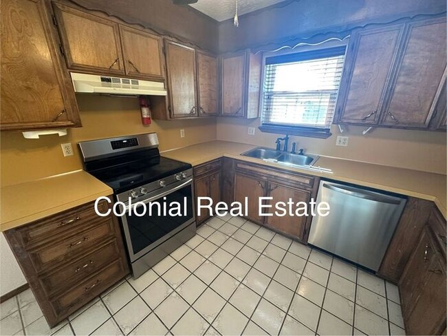 Building Photo - Spacious 2 story home