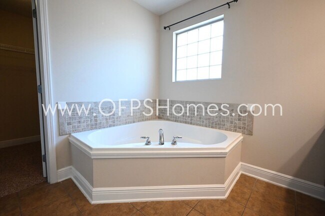 Building Photo - Home in South Crestview!