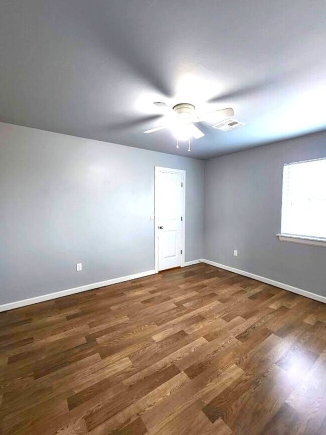 Building Photo - Campbell St Duplex