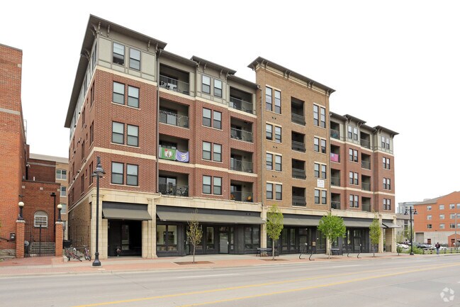 Building Photo - Violet Square