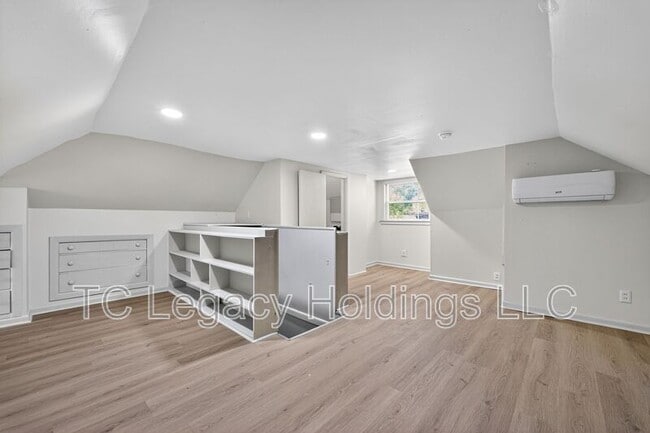 Building Photo - 115 Martin St