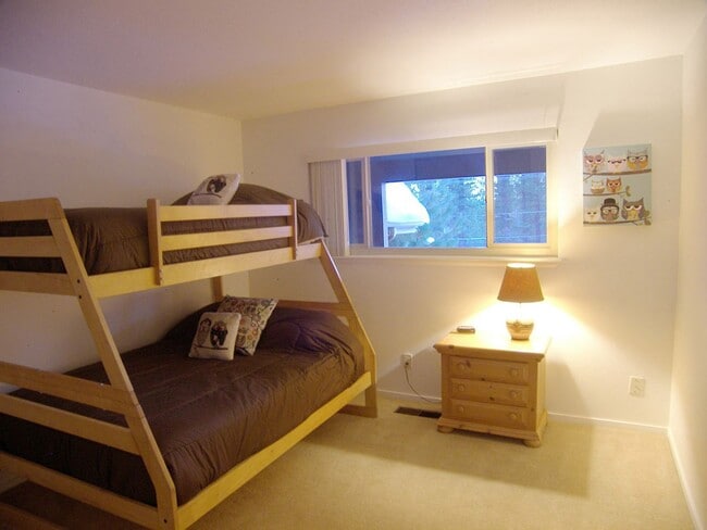 Building Photo - 3 Bedroom - Central Incline!