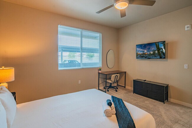 Building Photo - 2044 S Willow Creek Apartment