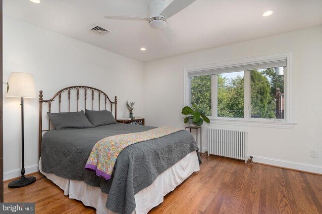 Building Photo - 1147 Colonial Ave