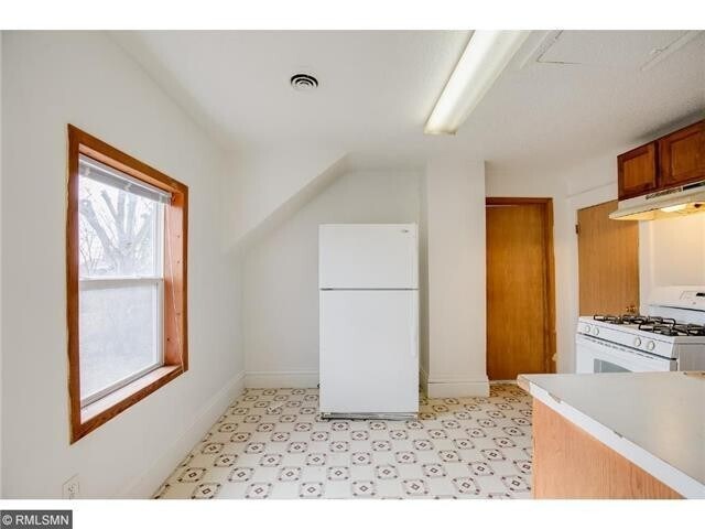 Building Photo - Quiet Affordable  Upper Level 2bdrm Duplex