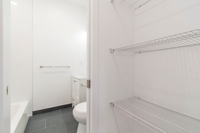 Building Photo - New! Renovated & Modern Apartment