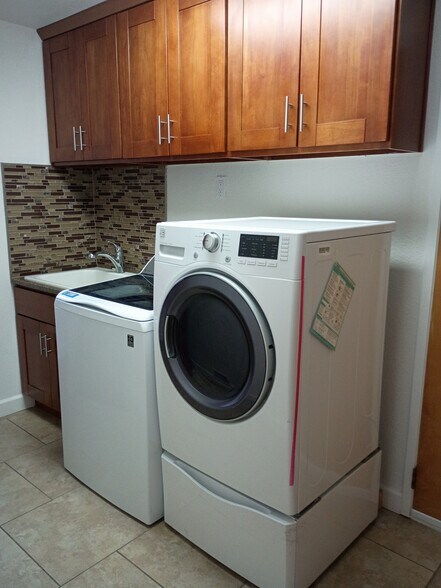 Laundry - 1519 Altamont Ave
