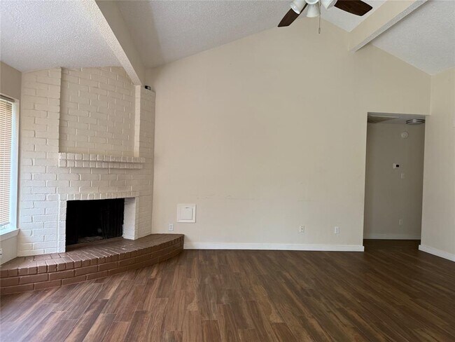 Building Photo - 451 Oakdale Dr