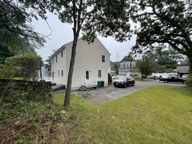 Building Photo - 72 Cedar Rd N