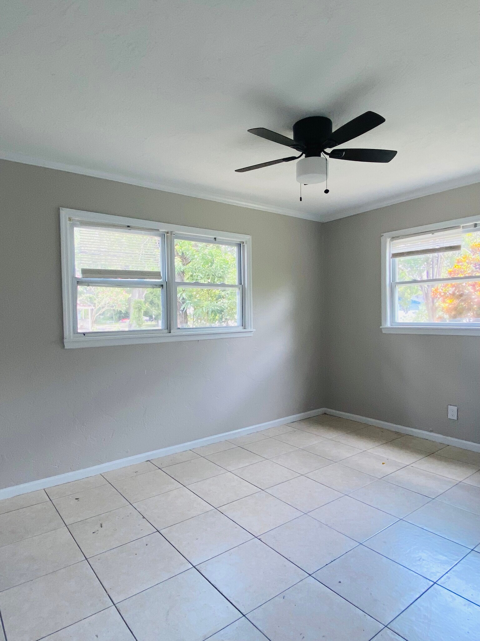 Spacious 1 of bedrooms at front - 1701 26th St S
