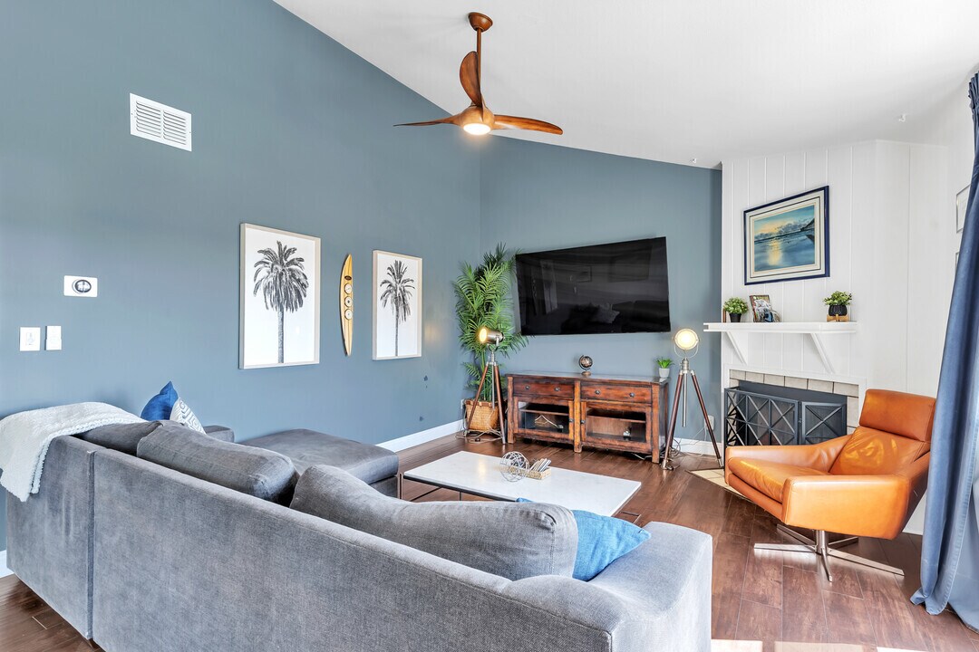 Living room - 5653 Riley St
