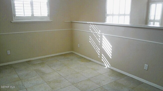 Building Photo - 901 Las Aves Pl