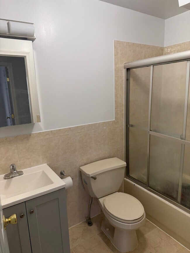 Building Photo - 183 Hutton St