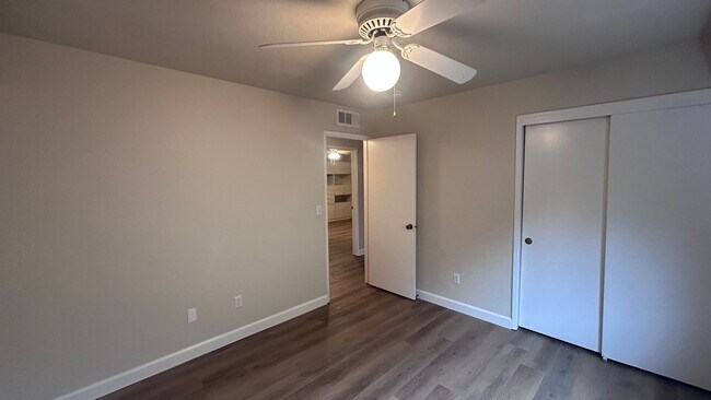 Building Photo - Lakewood Elementary School District