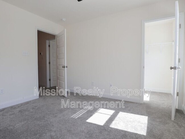 Building Photo - 10860 Farmstead Ml Ln
