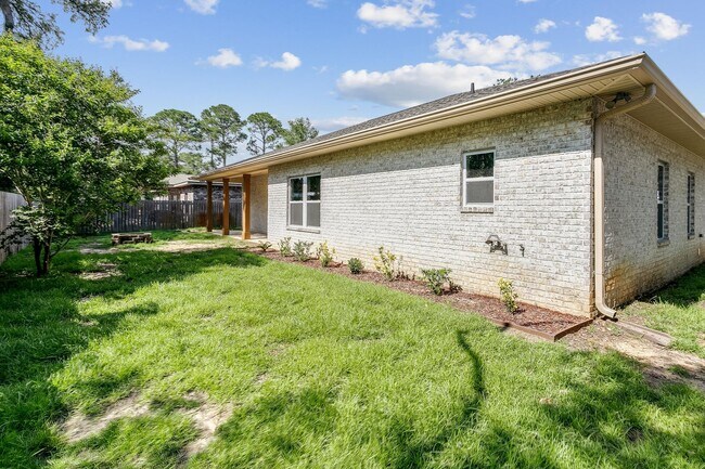Building Photo - 4 bedroom 2 bathroom home near Eglin Air F...