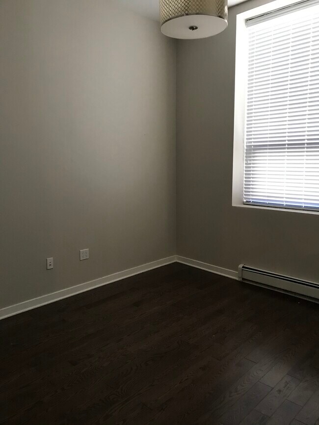 Building Photo - 5 Main St