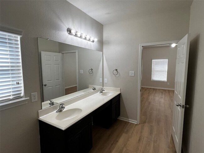 Building Photo - 10621 Sunflower Dr