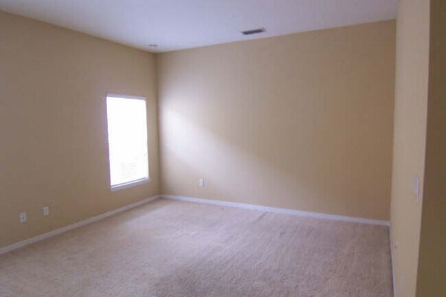 Building Photo - Spacious 4/2 in a Great Community!
