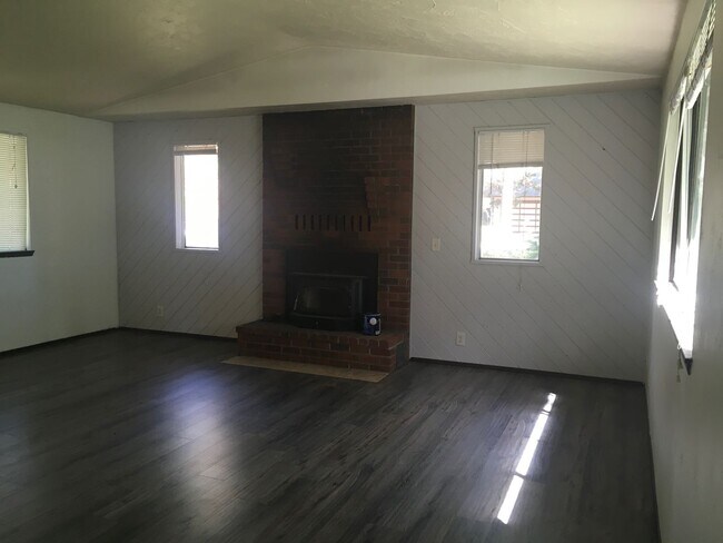 Building Photo - $750 off 1st Month's Rent!!! Charming 3bd/2ba Home!