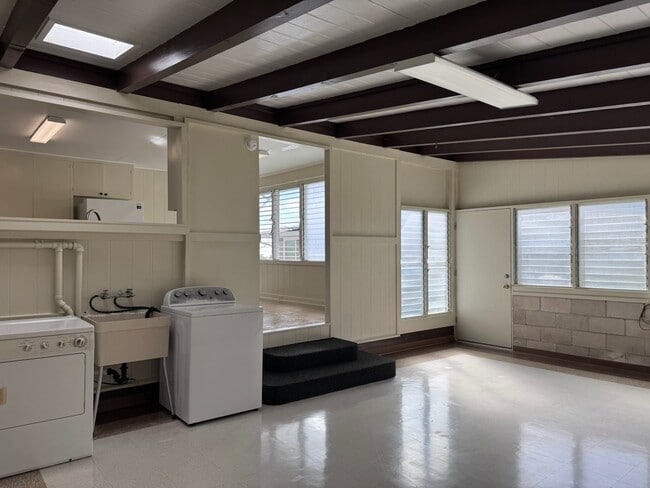 Building Photo - 3br - 3 Bed/2 Bath House with Family Room - Convenient Honolulu Location