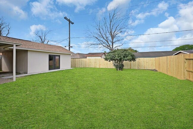 Building Photo - 4515 Larch Dr