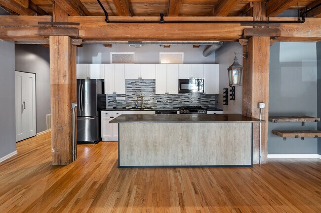 Building Photo - 1735 W Diversey Pkwy