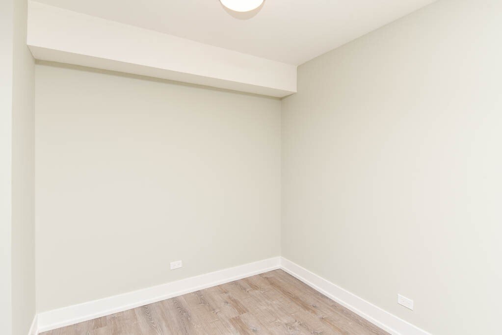 Building Photo - 533 W Surf St