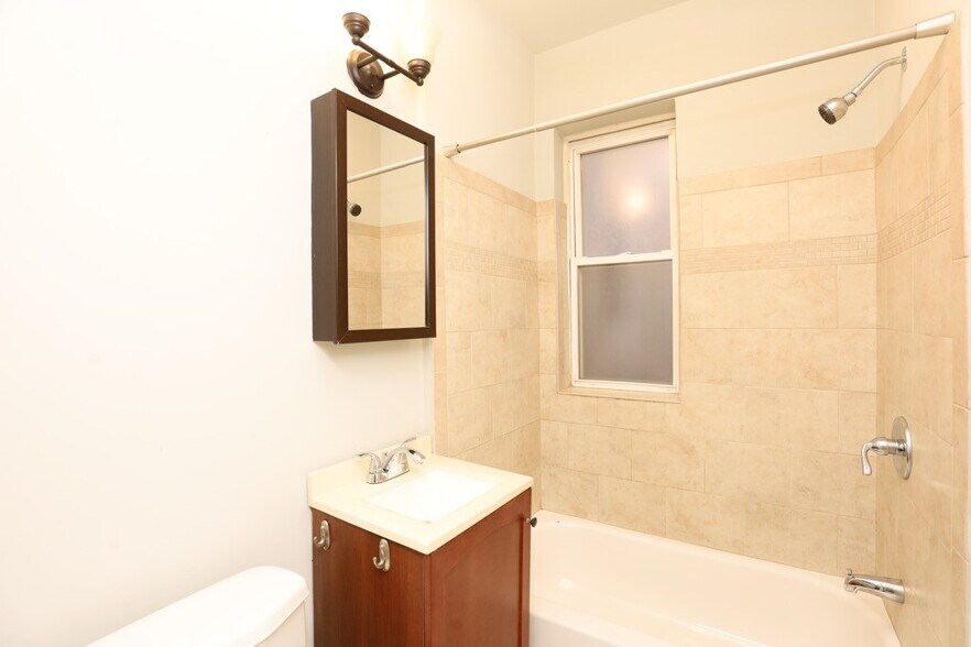 Building Photo - 457 W Melrose