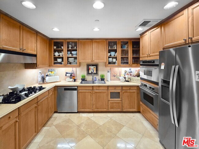 Building Photo - 10795 Wilshire Blvd