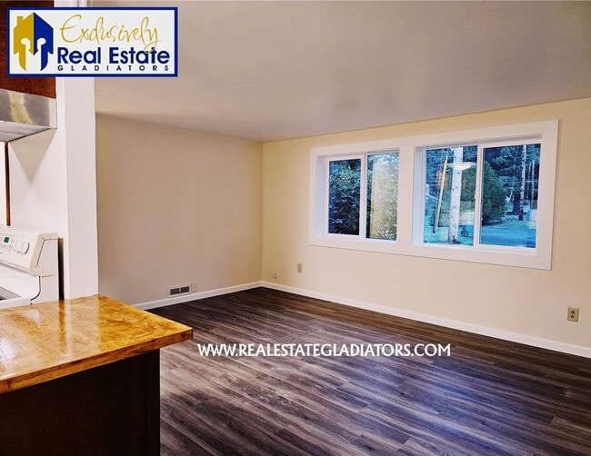 Building Photo - Pet Friendly Fresh 3 bed 2 bath with fully fenced yard