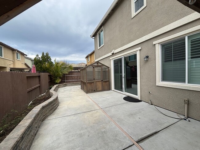 Building Photo - Modern 4BD Home in Brighton Landing | Solar | Bed & Bath Downstairs