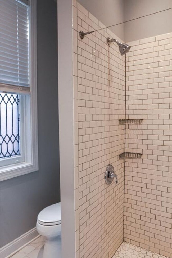 Building Photo - Beautiful bright modern 1 bedroom in the h...