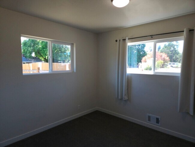Building Photo - 3Bd/2.5Ba Single Story Home-For viewing!