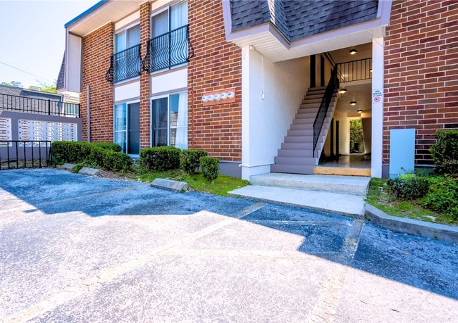Building Photo - Cutest 2 Bed/ 1 Bath Near UF-Furnished!
