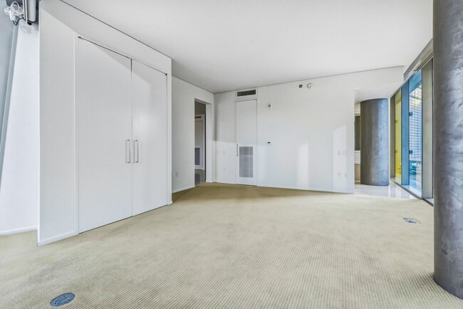 Building Photo - Veer Towers 602W-Strip and CityCenter Views form this Stunning 2Bd/2Ba Residence