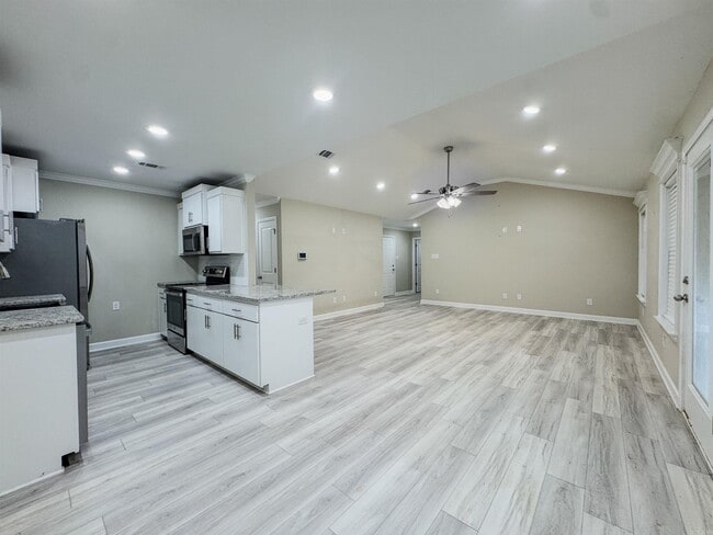 Building Photo - 51 10 Point Ln