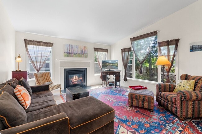 Building Photo - Reese's Retreat!!  2 BR + Den/2.5 BA White...