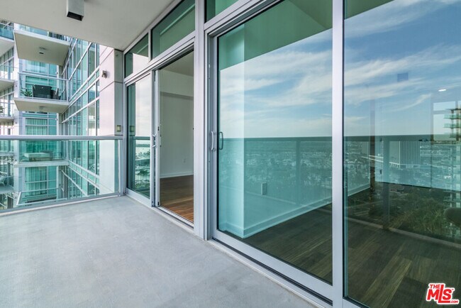 Building Photo - 13700 Marina Pointe Dr