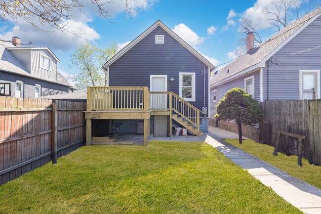 Building Photo - 554 Douglas Ave